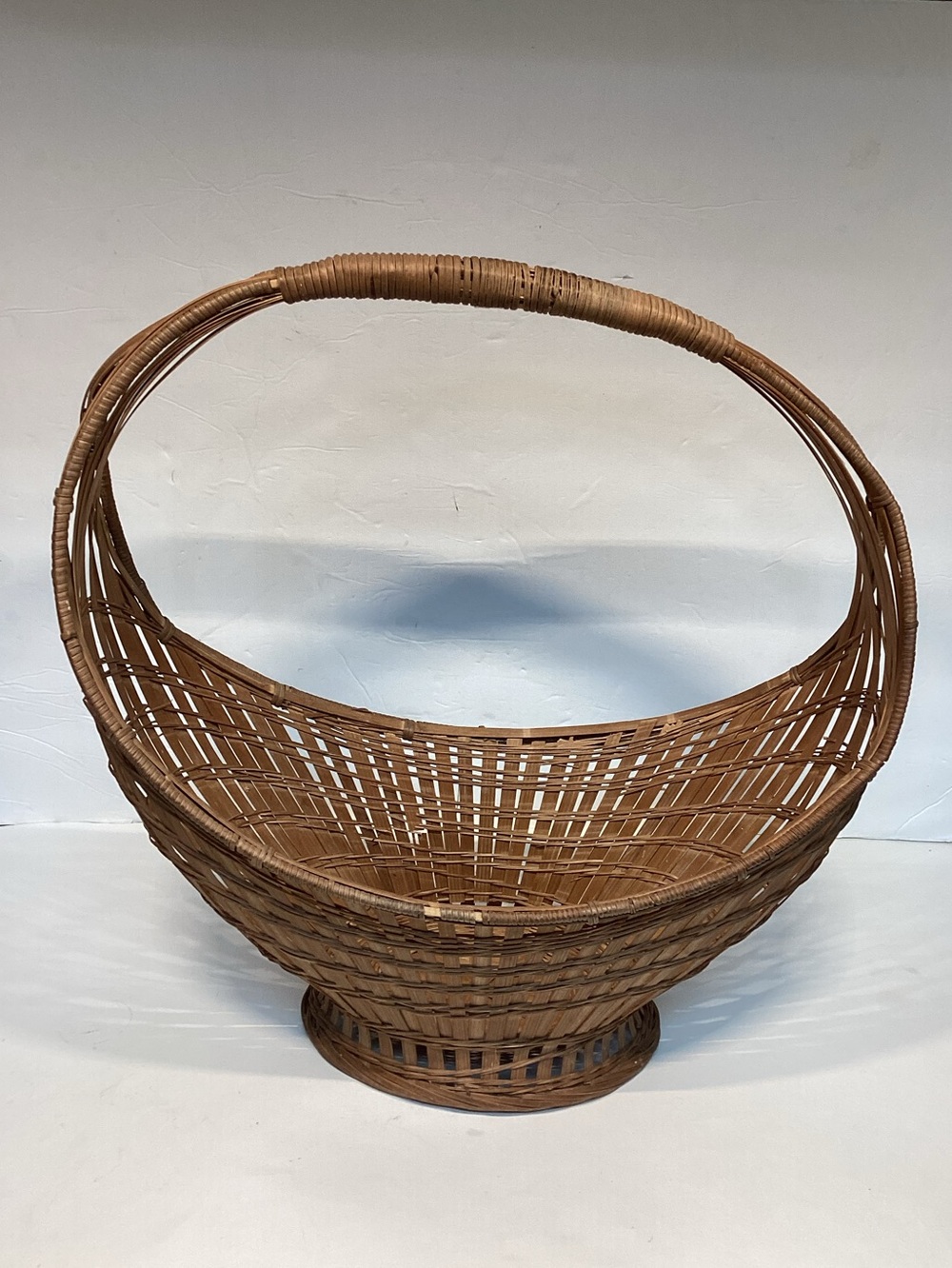 Vtg Tan Wicker Woven Oval Gathering Basket Round Handle farmhouse Rustic